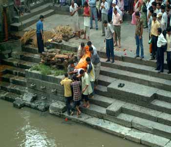 DSCF0097. Nepal, Pashupatinath, Leichenverbrennung, rituelle